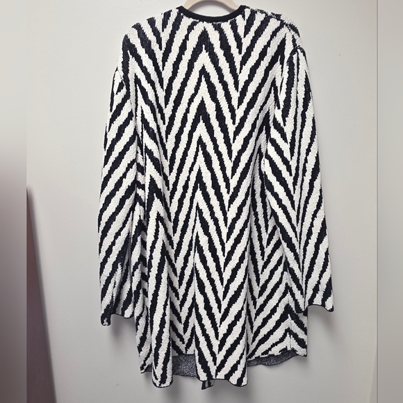 Elegant Black and White Zigzag Cardigan - Picture 2 of 8